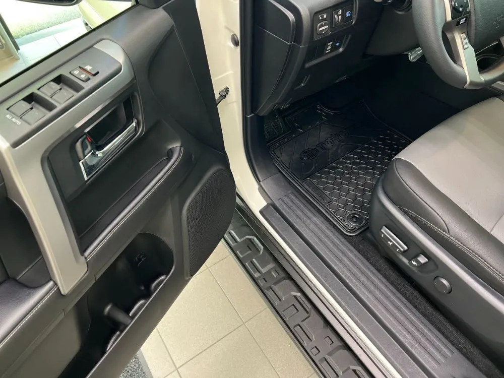 2022 Toyota 4Runner SR5 Super White 6